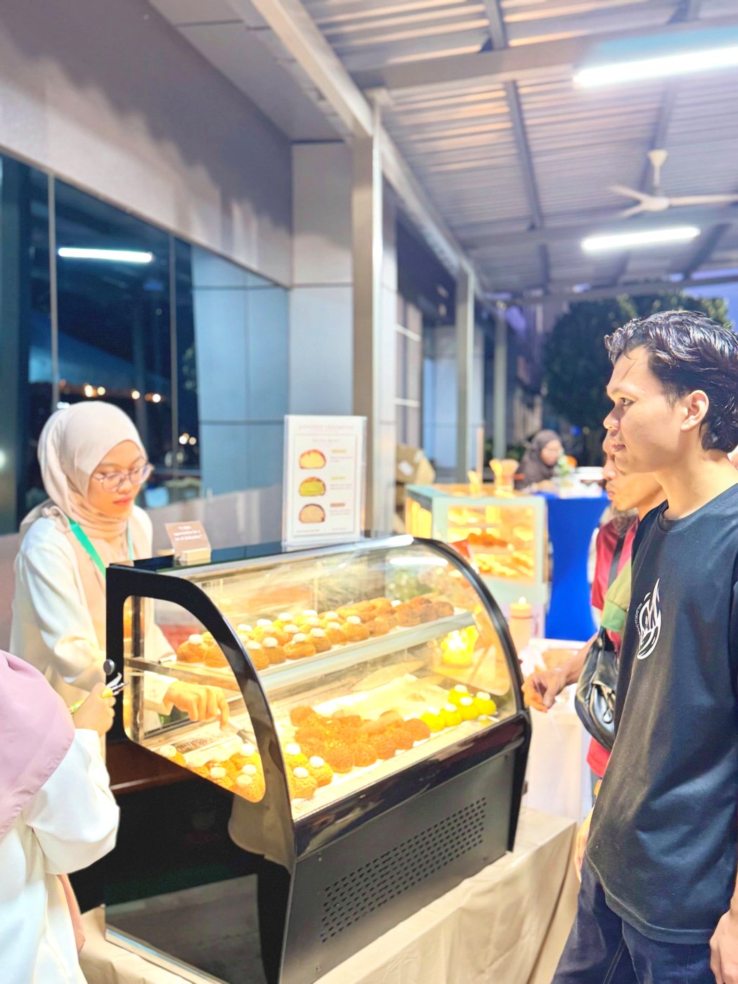 Guests choosing Japanese cream puffs at the Moffa counter